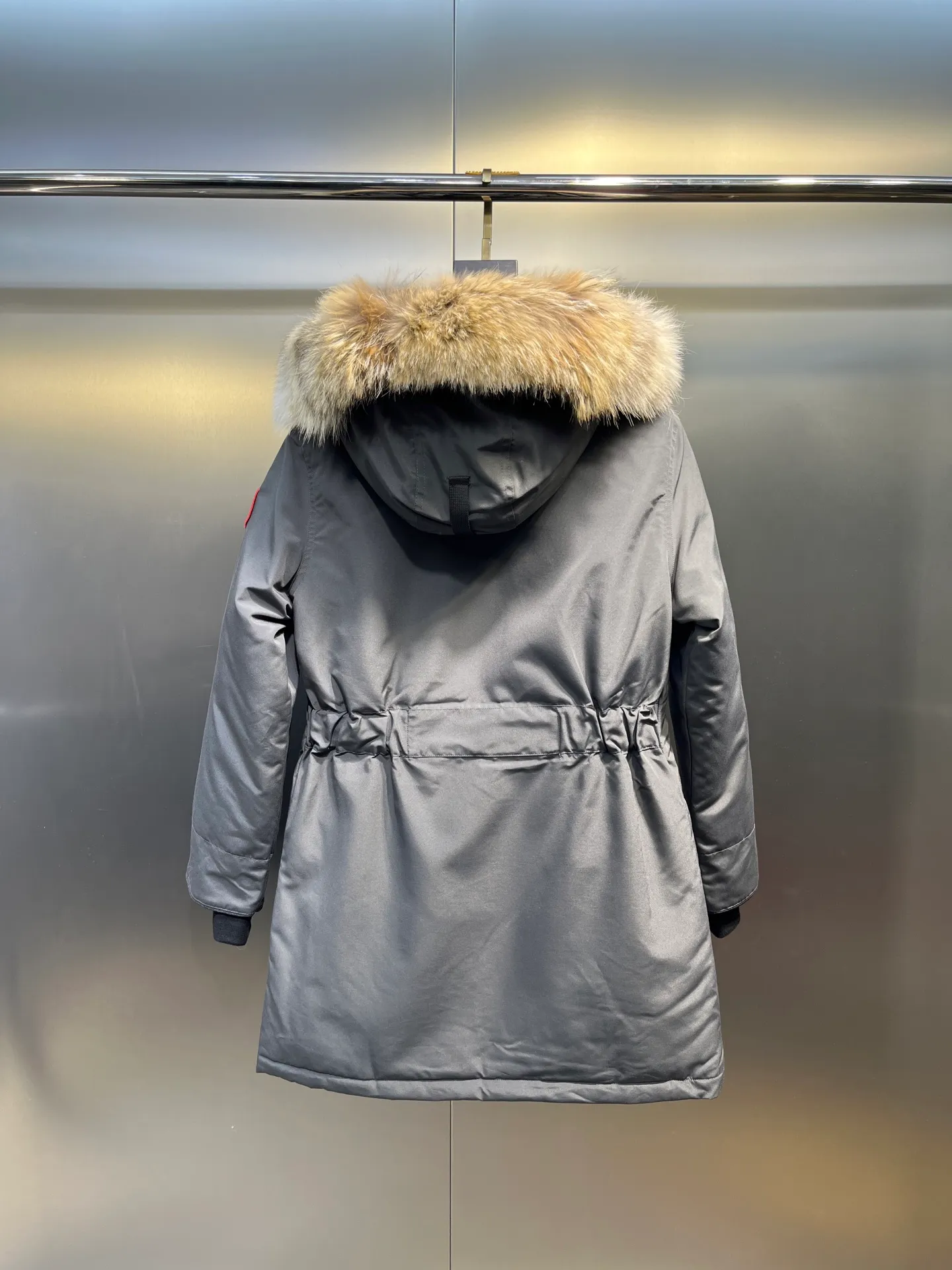 P840 Canada goose🌟 Canada Goose 07 models All in stock, 6 colors, I will never stop stocking this winter All original factory customization All details strictly required have been corrected since the beginning of this year Detachable fur collar! The workmanship and wiring are very straight! A big goose is enough for a winter. Size: 1. 90% white duck down from a conscientious manufacturer (some people brag about their own goose down, please search it on your own. Goose down is warmer and less fluffy than duck down, so good down jackets are all white duck down. There is no such thing as white goose down) 2. Upgraded fabrics with moderate hardness, waterproof, windproof and anti-fouling (Arctic Tech fabrics imported from South Korea are not comparable to fabrics dyed by some small workshops) 3. YKK No. 10 authentic zippers (Japanese customized YKK zipper, silky smooth, not stuck, officially designated) 4. Western Canadian wolf hair (Wolf hair is divided into eastern, central, and western. Western wolf hair is light in color, dense, and has good thermal insulation effect. It is the genuine Canada Goose grade) Let’s analyze and explain some details of the production 1. First, sew the liner and then fill it with down (some small factories and small workshops first fill it with down and then sew) Why? The technology is not up to par and the hardware conditions are not enough! ! ! For this step alone, we need to spend more time and money. 2. Filling the inner tank with down. We are all down filling machines to ensure that the down weight of each pill is the same. There is a video (small factory, small workshop is stuffed by hand). Why? The hardware conditions are not enough. A machine costs more than 100,000 yuan. Small factories simply cannot buy it. This means that the weight of the down in each liner cannot be guaranteed, and the warmth of high-end down jackets cannot be guaranteed. 3. For the needles of the sewing machine, we all use the top-notch No. 7 needles (small factories all use No. 10 needles). The finer the needle, the finer the needle eye, which reduces the risk of velvet and velvet running. 4. Wolf fur collar We are all spliced in whole or in large pieces (small factories mostly use broken pieces) The warmth retention of wolf fur is very good, but the splicing of scraps cannot guarantee the warmth. Color: Black, white, gray camouflage, sci-fi blue camouflage, green camouflage, sky blue, dark blue, cool gray, red. Professional Canada goose producers, we are enough this winter! We would like to sincerely thank everyone who buys our down jackets!  size：xs-xl